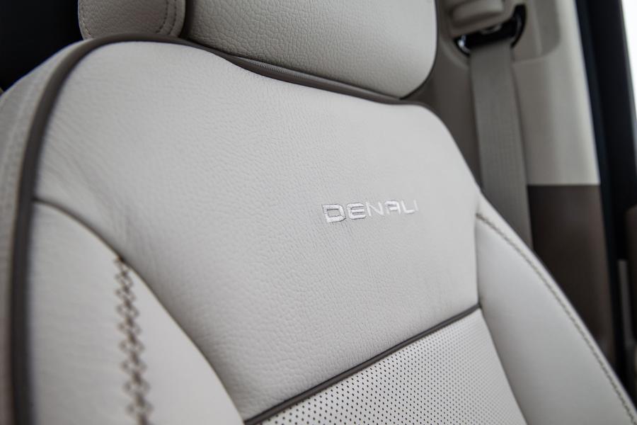 Детали интерьера GMC Yukon Denali 2020 года  (фото 18 из 31)